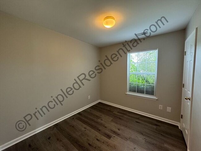 Building Photo - Charming 3 bedroom 2 bathroom home in Char...