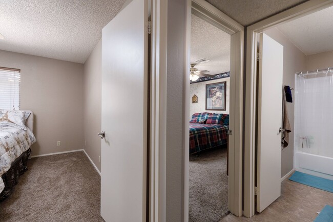 Building Photo - Upper Level 2 Bedroom, 2 Bathroom Rock Spr...