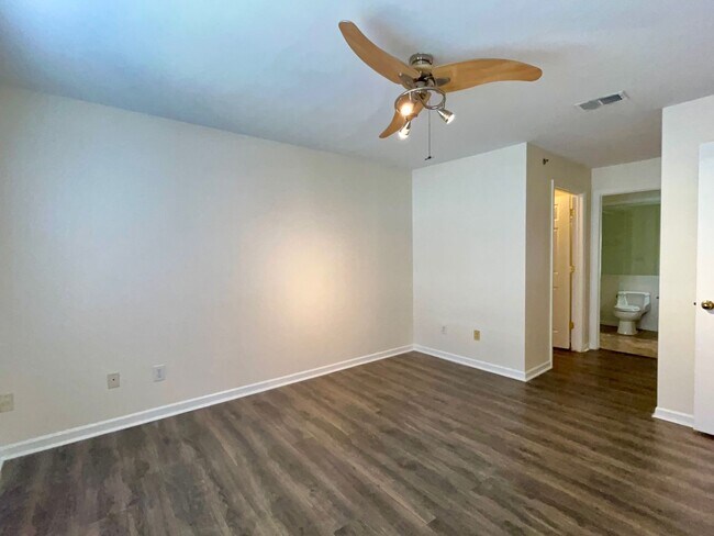 Building Photo - 2 Bed/2 Bath, Gated Community, Close to Sh...