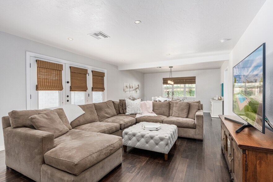 Home features open living space with plentiful natural light - 5214 N 43RD PL