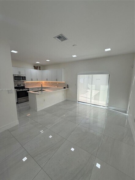 Building Photo - 11128 W 32nd Ln