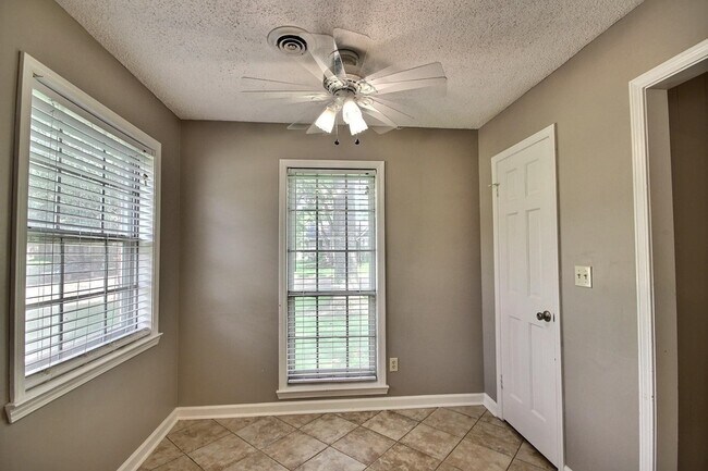 Building Photo - 1074 Tararidge Dr