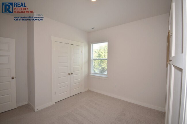 Building Photo - Gorgeous and modern 5 bd 3 ba home in Smyrna! Neighborhood pool and playground!