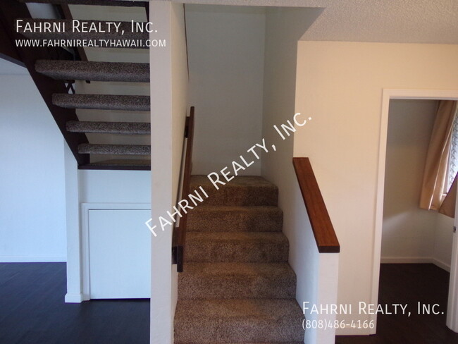 Building Photo - PALEHUA GARDENS - Upgraded 3 Bedroom Townhome