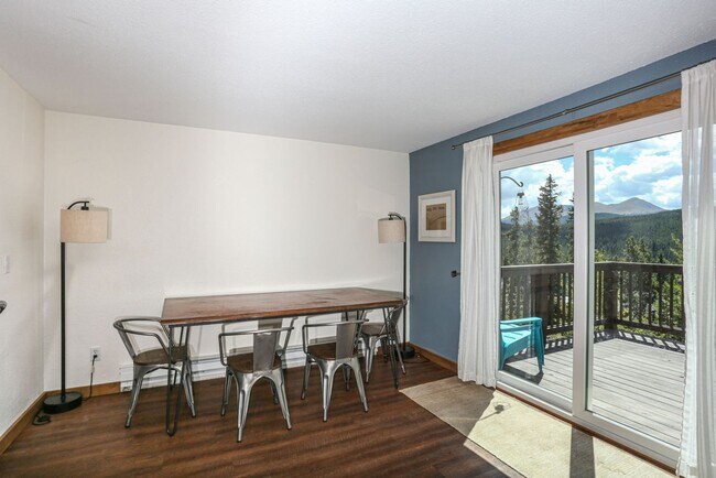 Building Photo - Amazing views! On bus route! 1 Year Lease!