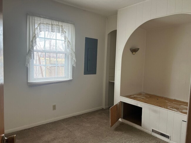 Building Photo - Very spacious 4 bedroom, 2 bath home in Kickapoo Schools! This will go fast!