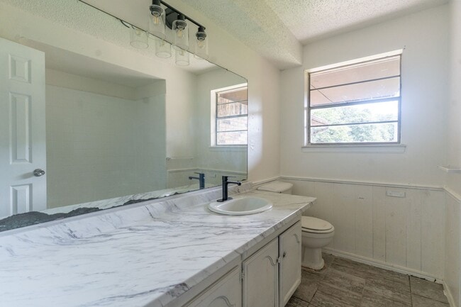 Building Photo - Cute 5 Bedroom House!