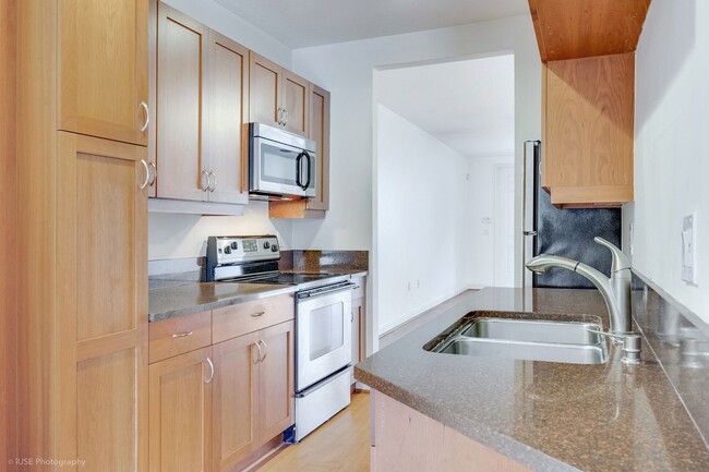 Building Photo - Charming spacious 1 bed 1 bath unit in the...