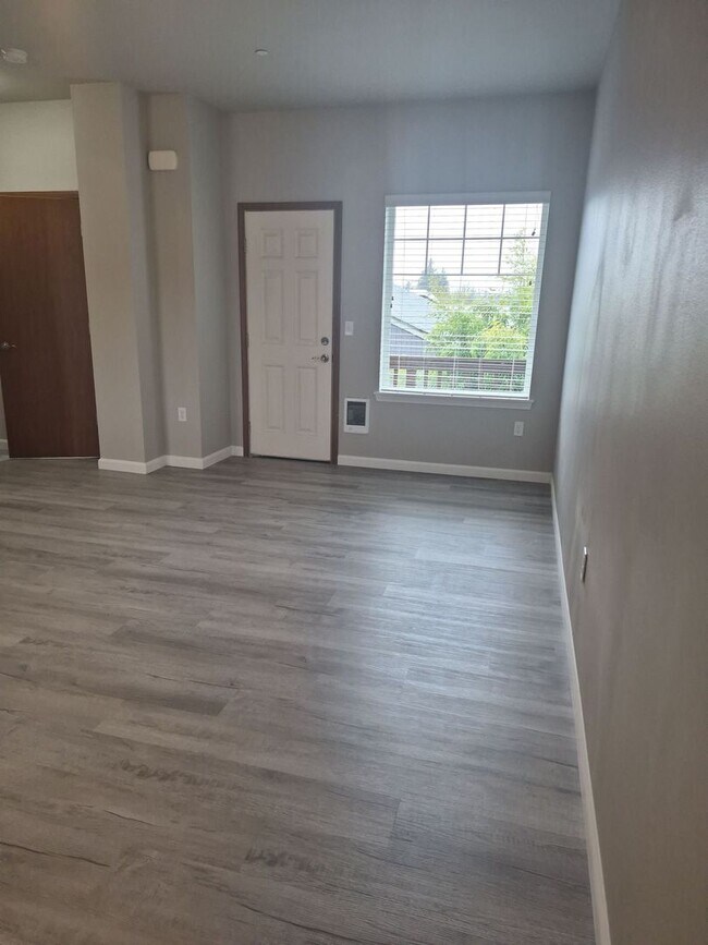Building Photo - Welcome home to this beautiful 2BD/2.5BA, newly updated tri-level townhome!!!