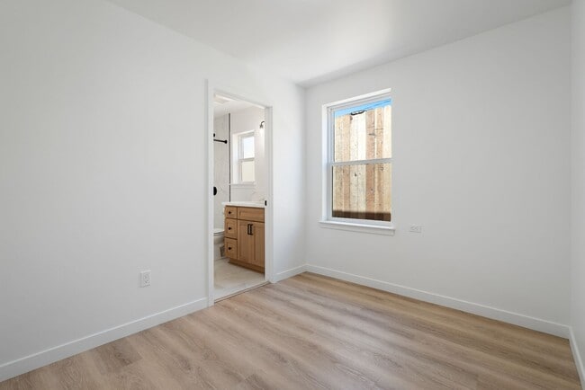 Building Photo - AVAILABLE FOR 2026-2027 SCHOOL YEAR...14 B...
