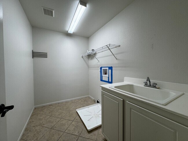 Building Photo - Spacious Temecula House with Bedroom and Bathroom on first floor!