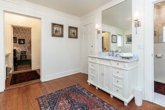 Building Photo - RESIDENTIAL/COMMERCIAL RENTAL - Charming historic home located downtown Opelika! (*Partially Furn...