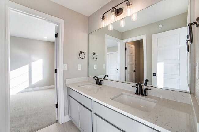 Building Photo - Like New end-unit Townhome at Victory Ridge!