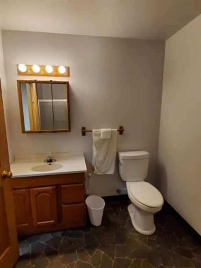 Building Photo - 7 Bed 2.5 Bath House for Rent