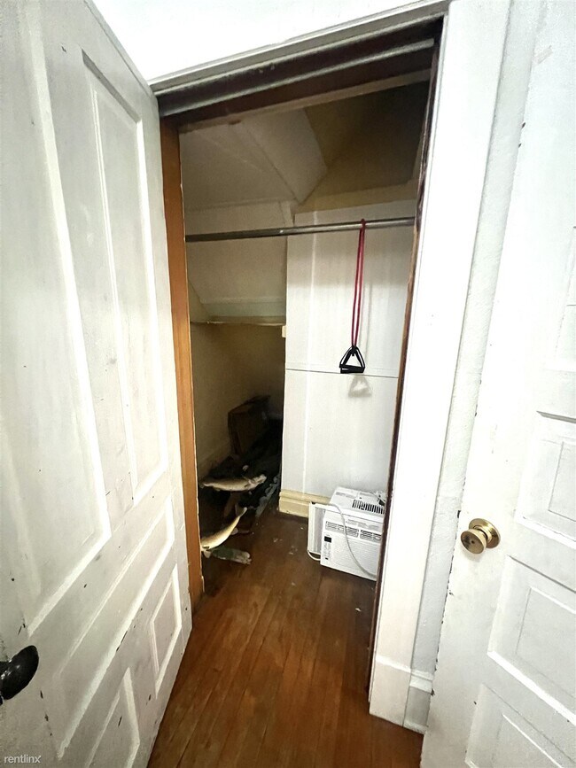 2 br, 1 bath Duplex 1121 Summit Street 1 1121 Summit St Eau Claire