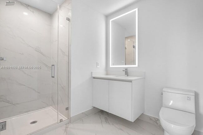 Building Photo - 700 NE 24th St