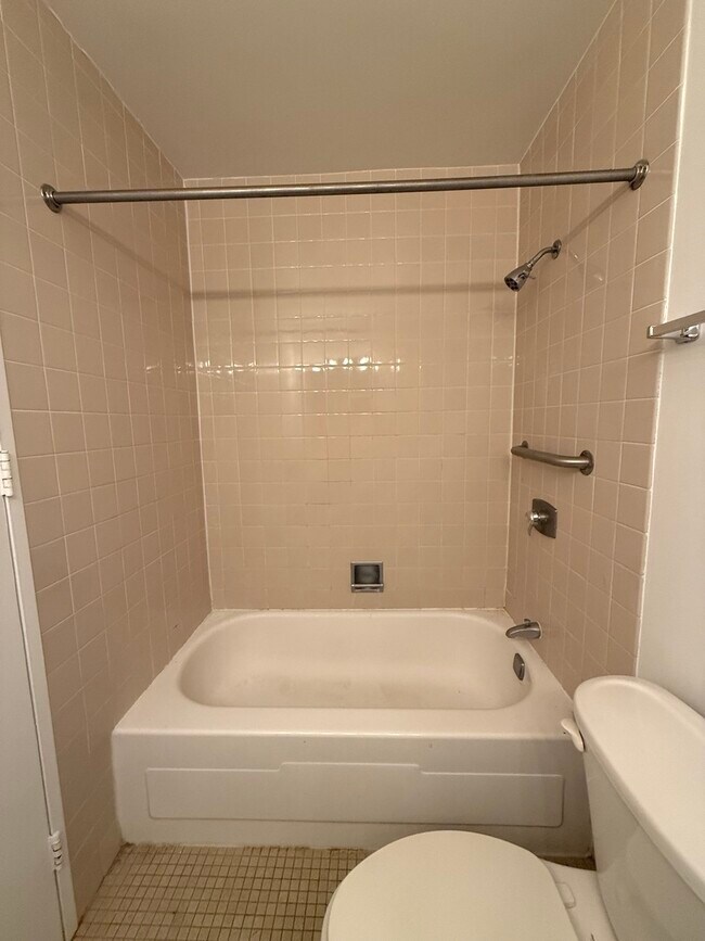 Building Photo - 1030 N State St