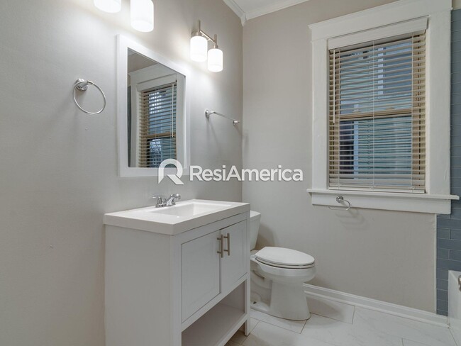 Building Photo - Gorgeously Renovated 3BR/2B Midtown Beauty!!