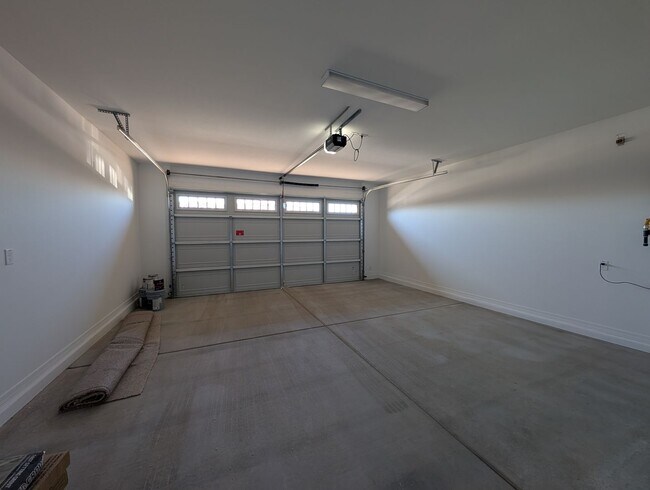 Building Photo - 4 Bedroom 3 Bathroom Home