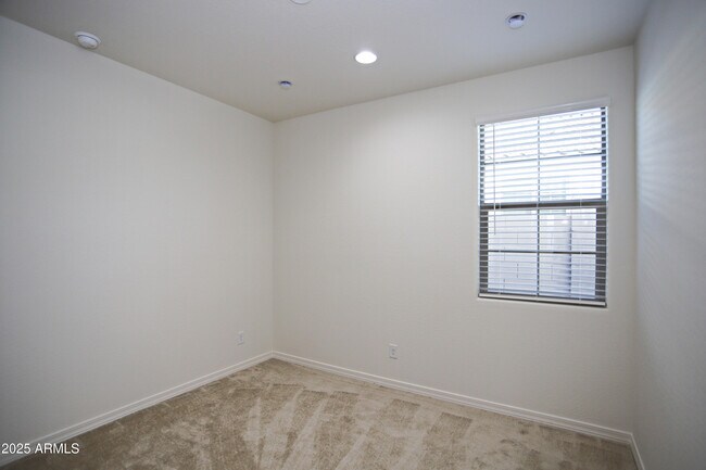 Building Photo - 1005 W Finch Dr