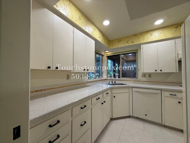 Building Photo - 13540 SW Hyland Park Ct