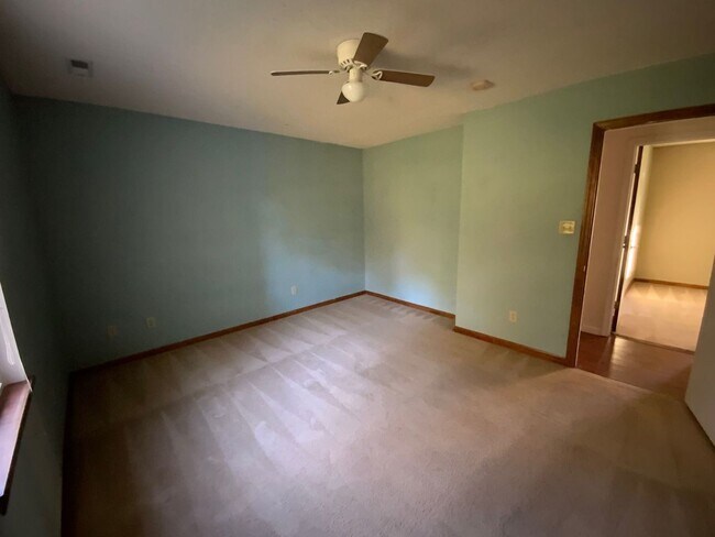 Building Photo - 3 BR 2 BA Southwest