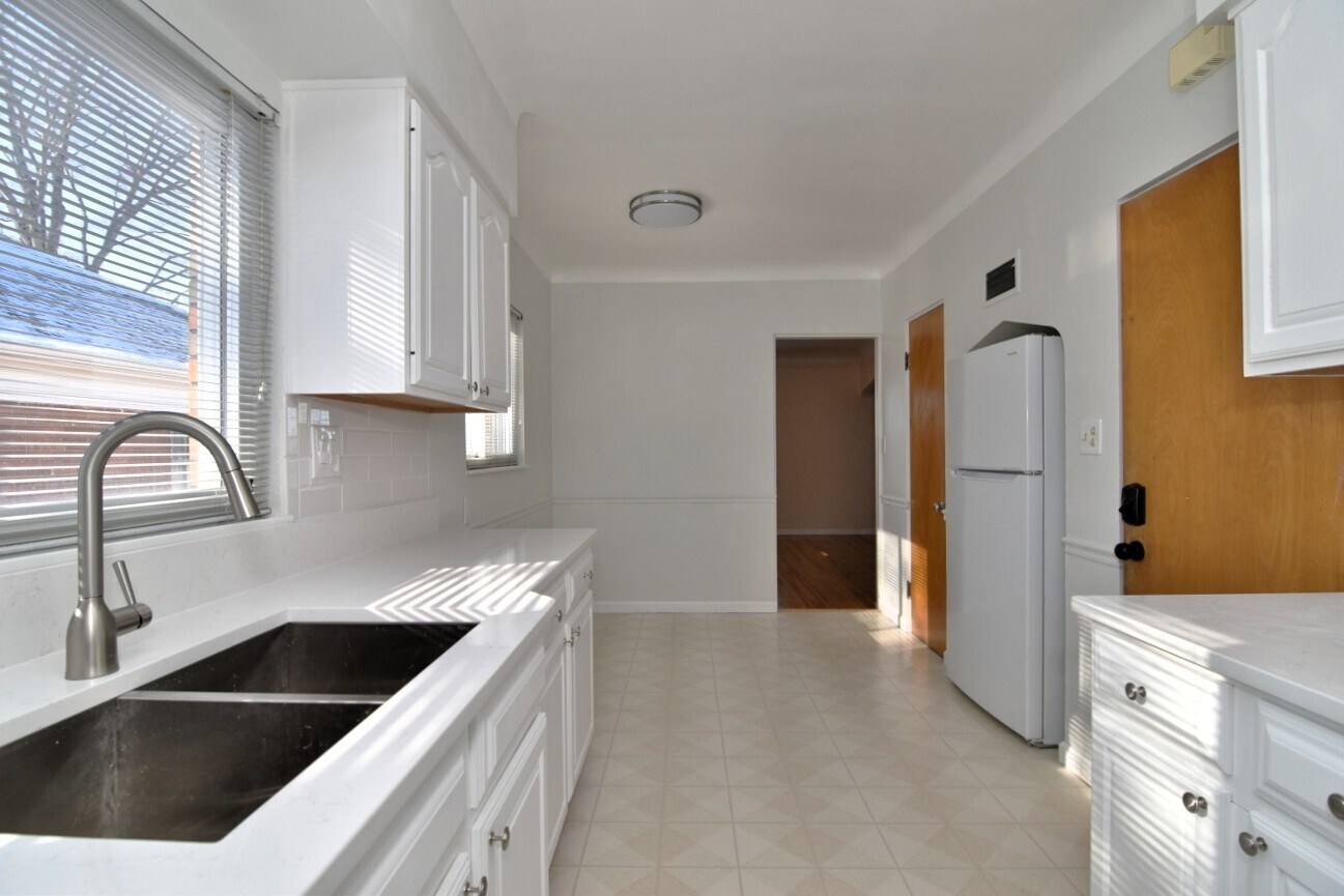 Building Photo - 2025 Riverside Dr