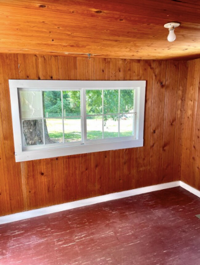 Building Photo - AVAILABLE NOW. 2 bed/1 bath SINGLE FAMILY HOME with fenced yard!
