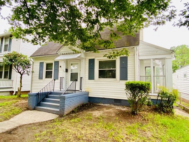 Primary Photo - Adorable 2bdrm/1bth Bungalow Conveniently ...