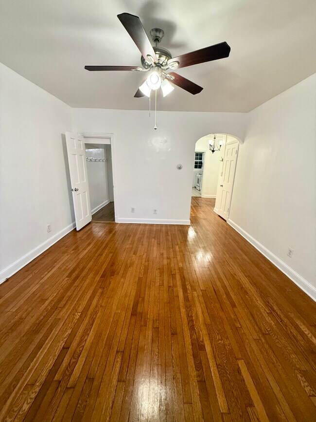 Building Photo - 4034 Calvert St NW