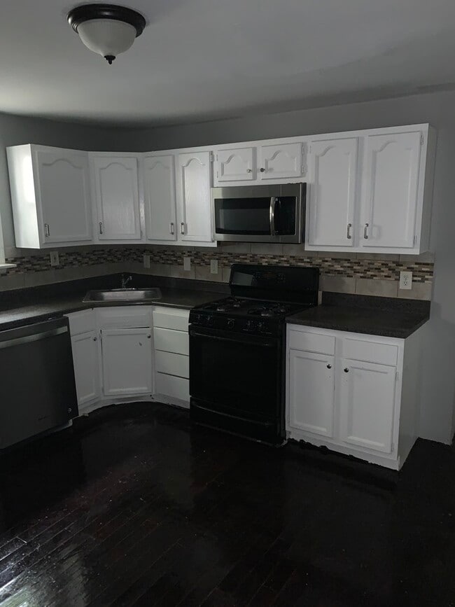 Building Photo - 4 Bed West Side Central Air