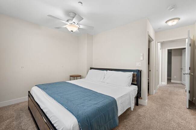 Building Photo - 2 Bed / 2 Bath Bridge-Level Condo with Ocean View & 2 parking stalls