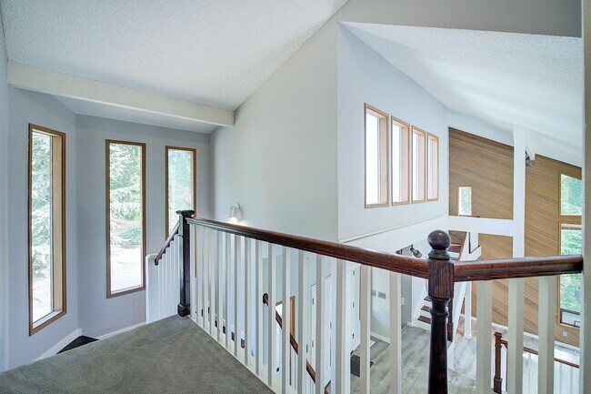Building Photo - 5Bd/2.5Ba Kirkland Home