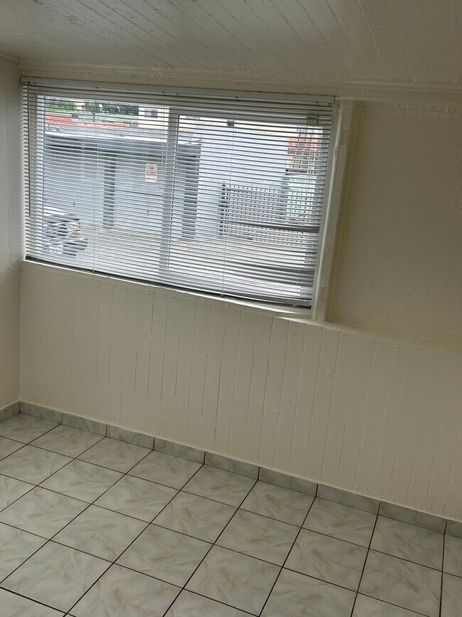 Building Photo - Hayward One Bedroom Duplex