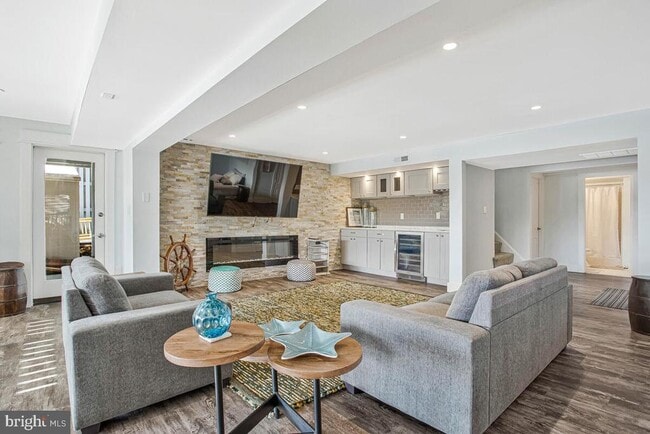 Building Photo - 125 Island View Dr