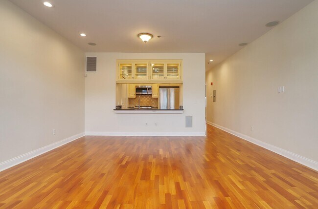 Building Photo - 303 Grand St