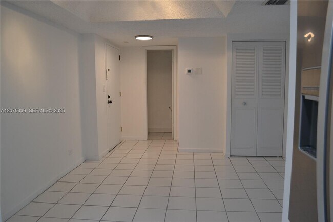 Building Photo - 3670 Inverrary Dr