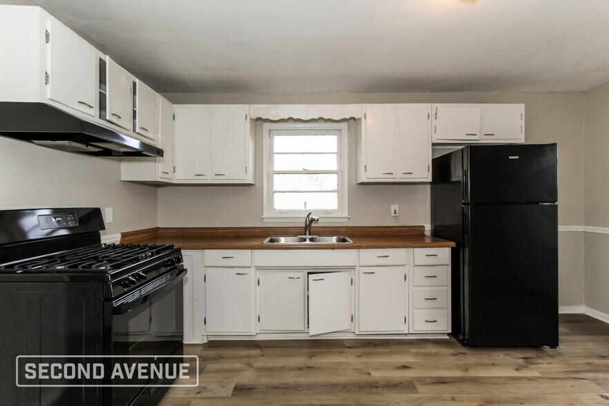 Building Photo - 1924 Portage Ave