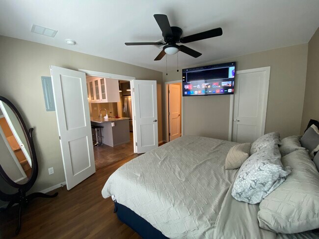 Building Photo - 4200 Camelot Hts