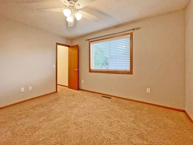 Building Photo - Sparkling Like New 3-Plus Bedroom with Vau...