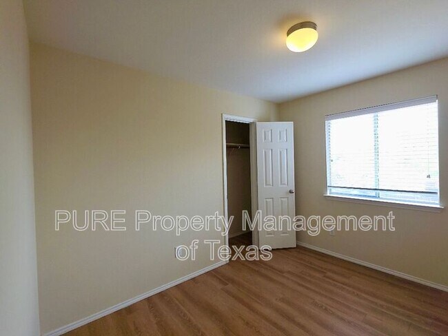 Building Photo - 204 Ruby Lake Dr
