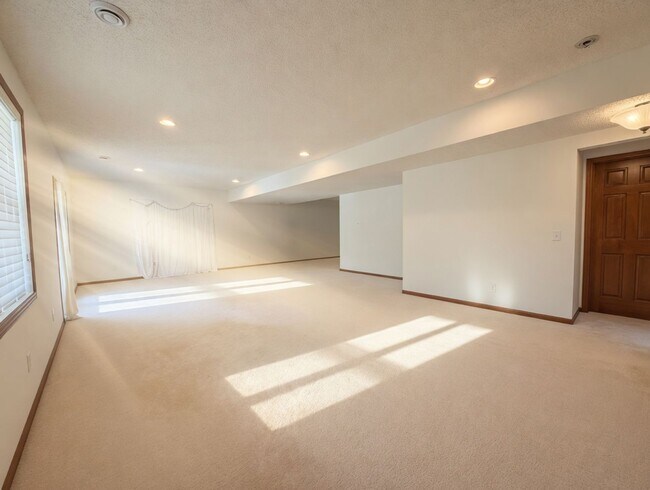Building Photo - Rare executive rental in chanhassen! 5 beds no upgrade left behind!!!