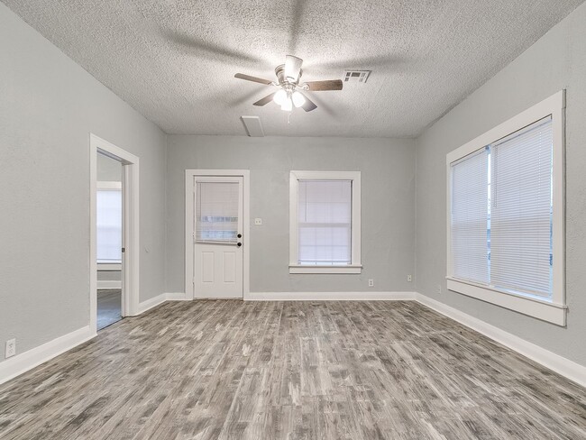 Building Photo - 3 Bedroom 1 Bath home in Shawnee!