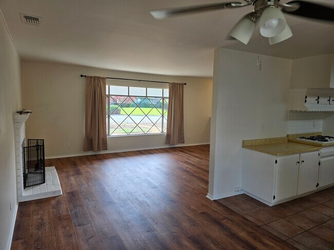 Building Photo - 449 Thumbelina Dr