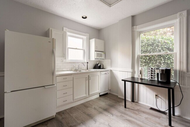 Building Photo - 26 NE 11th Ave