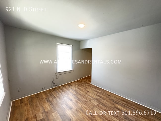 Building Photo - 921 N Dakota Ave