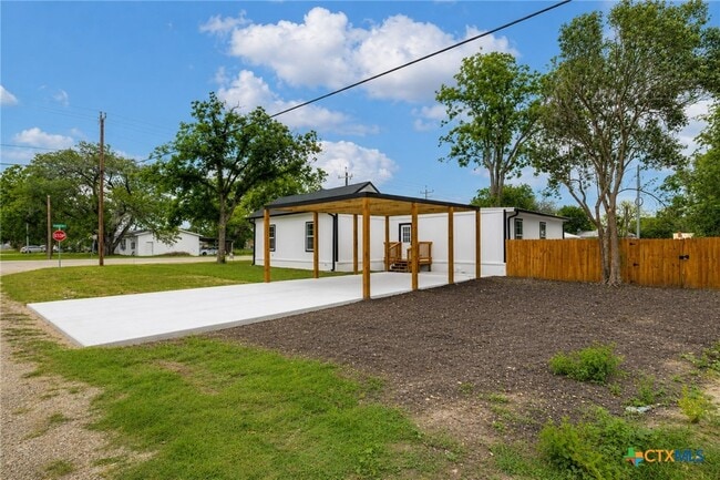 Building Photo - 312 N La Vernia St
