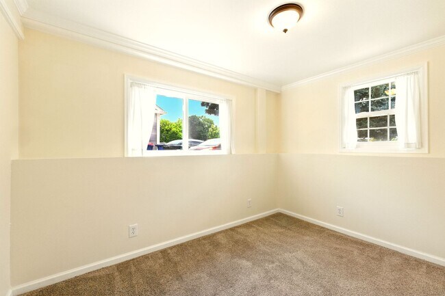 Building Photo - Tri-Level 3 Bedroom 2 Bath Large Backyard ...