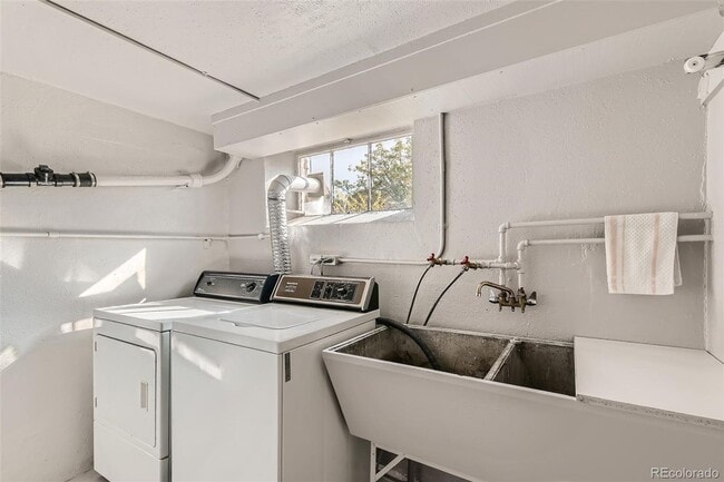 Building Photo - West Highlands - Amazing 32nd Ave, 2 Bed, 1 Bath Unit in Duplex- Shared Yard/Common Space