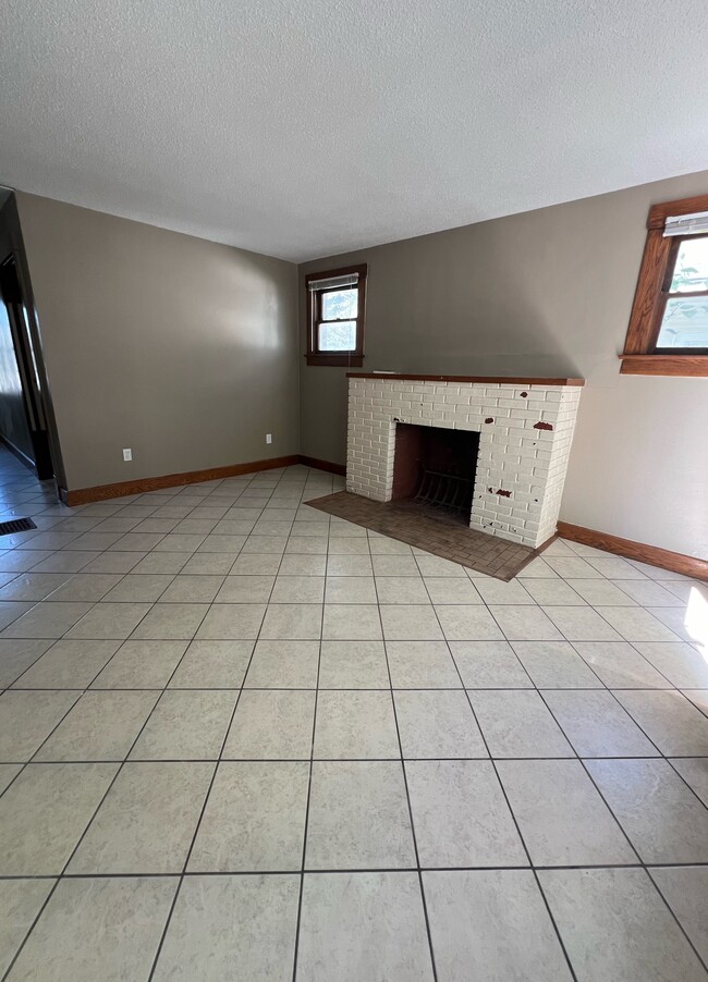 Building Photo - 20 E 15th Ave